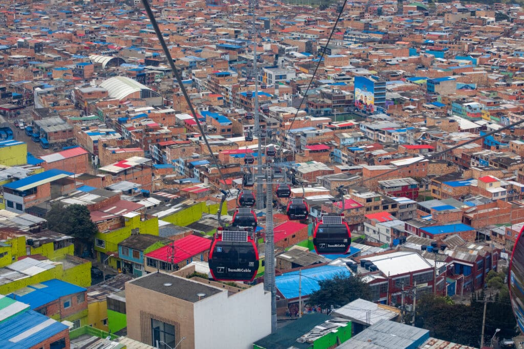 Vorderansicht einer Seilbahn, die in Bogota steil bergauf fährt und abgelegene Vororte und Gemeinden verbindet