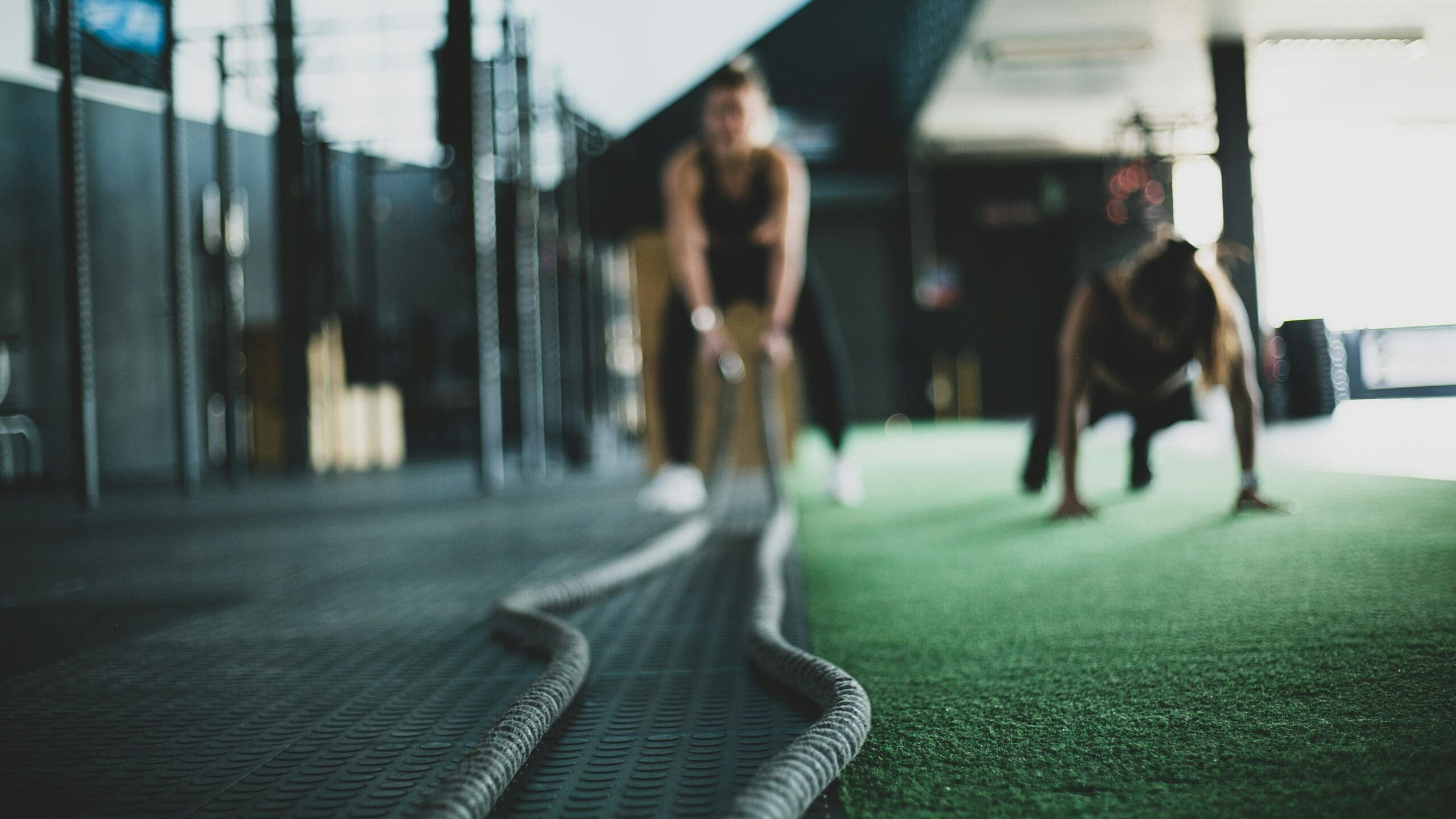 Menschen, die in einem Fitnessstudio trainieren; körperliche Fitness ist sehr wichtig für Körper und Geist