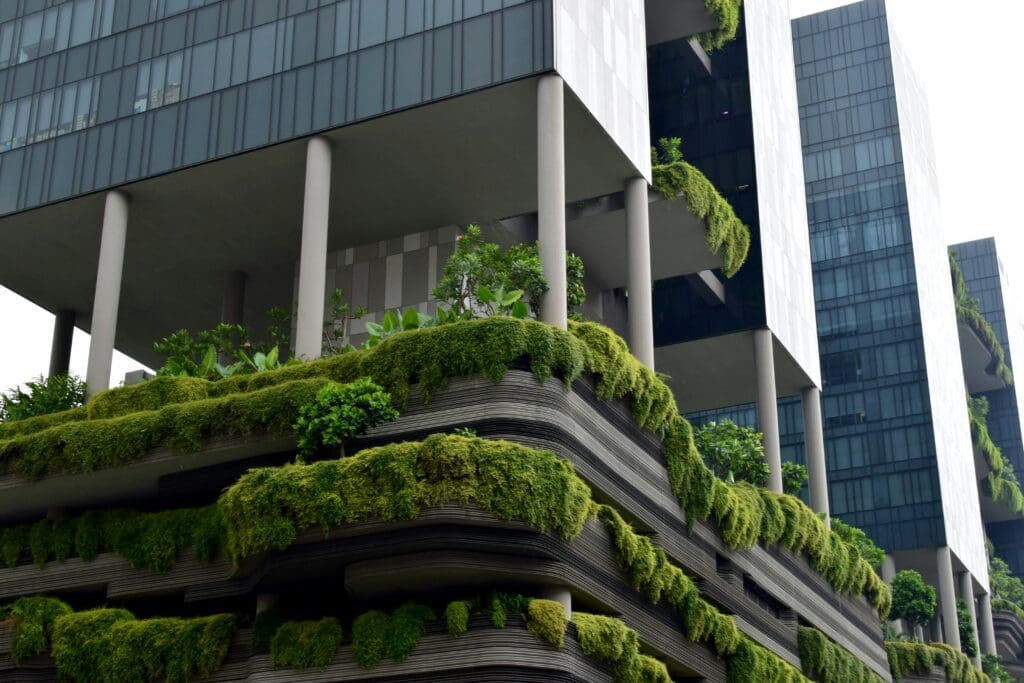 Üppige Begrünung entlang eines Gebäudes in Singapur, wie von der Green Mark Zertifizierungsinitiative gefördert