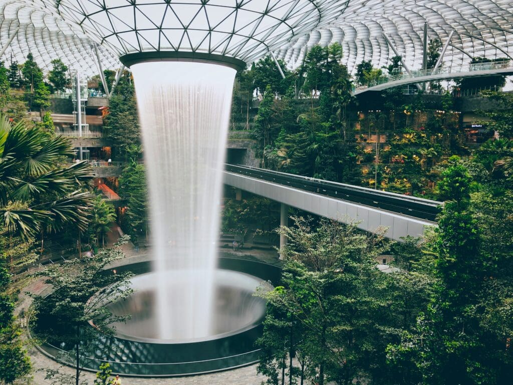 Der Rain-Vortex-Wasserfall in Singapurs Juwel Changi Flughafenhalle