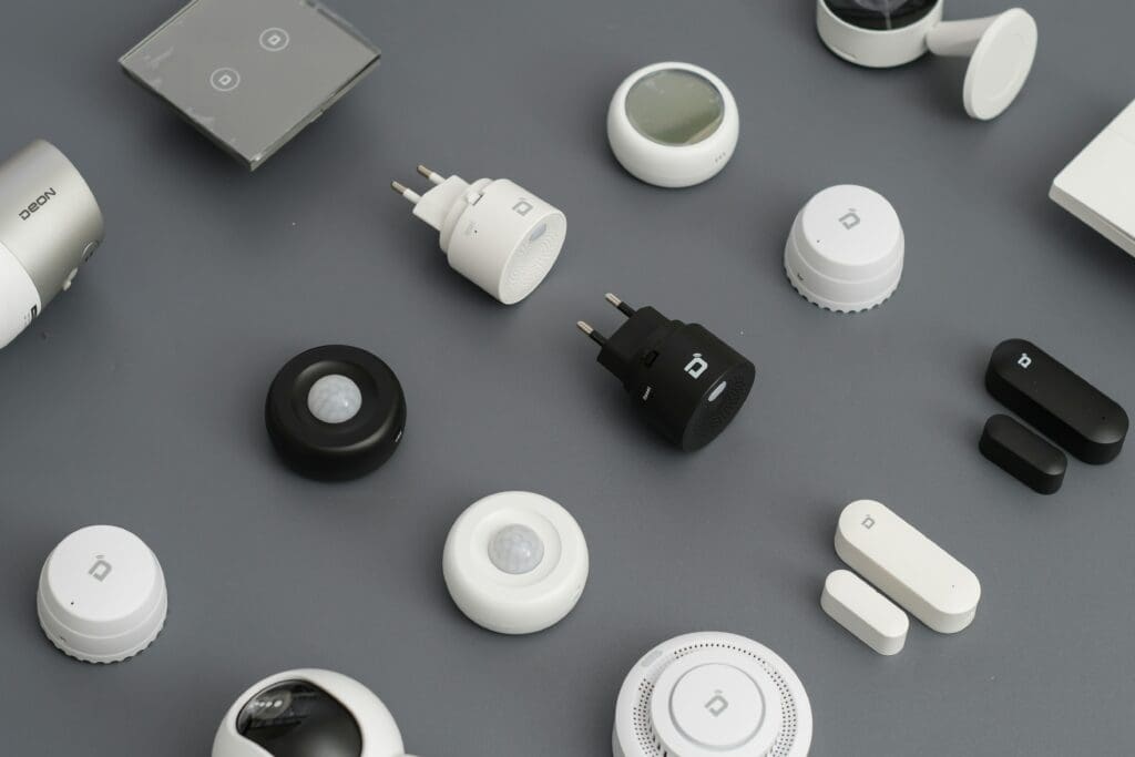 Jedes bisher rein mechanische Gerät kann zum Internet der Dinge (IoT) gemacht werden und somit Daten ein- und ausfließen lassen; Steuerungsparameter wie der elektrische Strom können ausgelesen und angepasst werden (z.B. zum Dimmen der Beleuchtung)