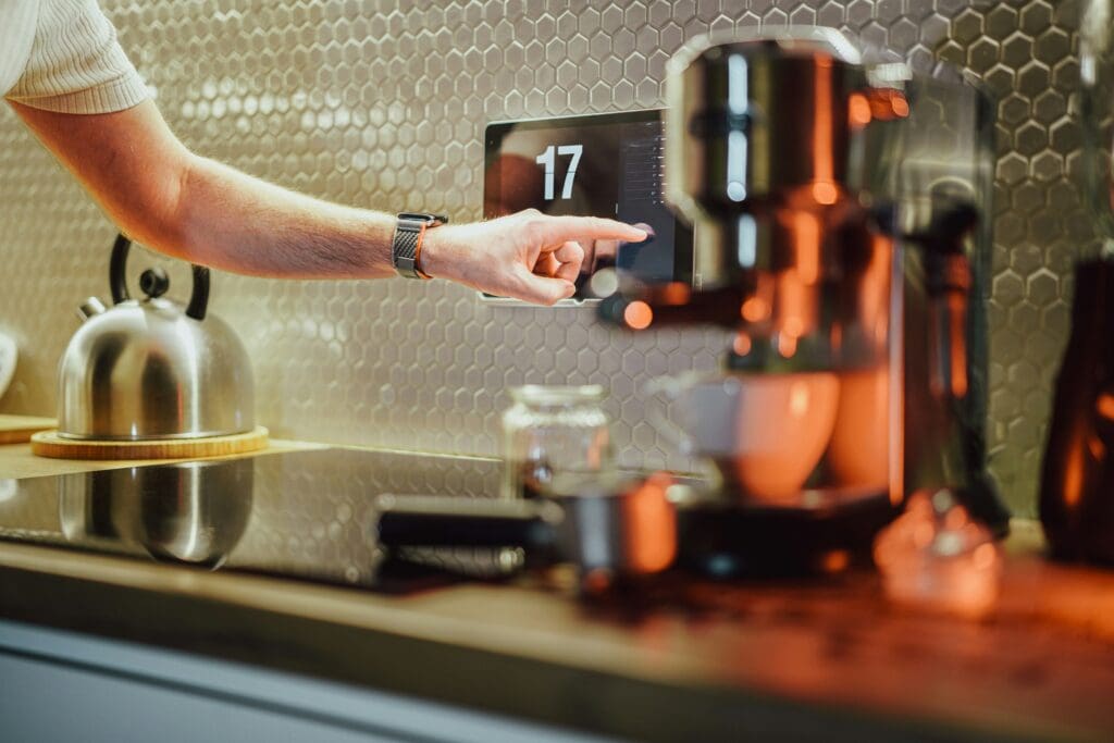 Vernetzte Haushaltsgeräte wie eine Kaffeemaschine lassen sich ganz einfach per App steuern, und durch den Einsatz von KI lassen sich auch die Vorlieben und zeitlichen Abläufe des Benutzers vorhersagen.