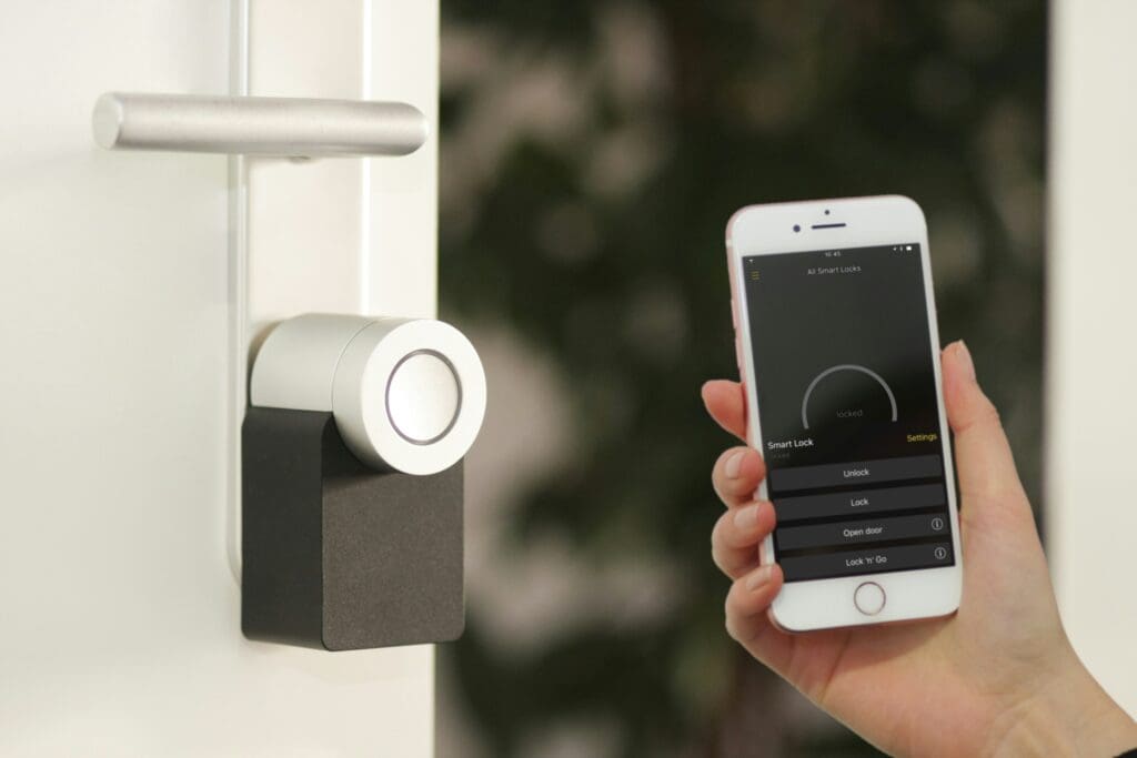 Sicherheit ist ein wichtiger Aspekt von Smart Homes Zu den heutigen Anwendungen gehören das Ver- und Entriegeln aus der Ferne und die Überwachung des Schloss-Status