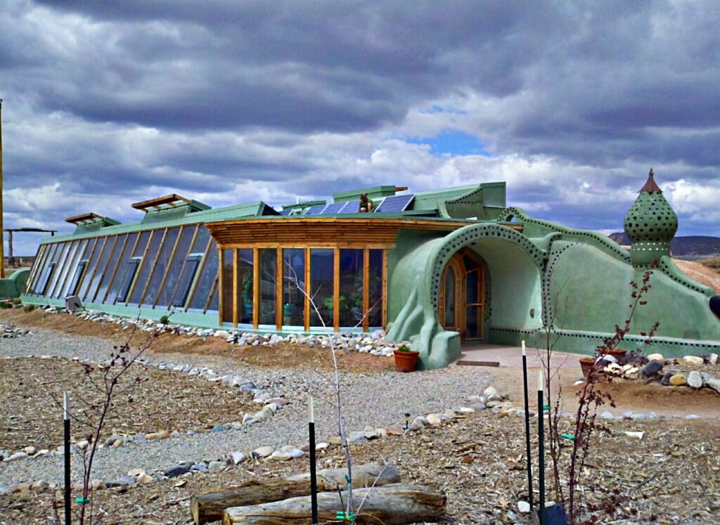 Eines der Earthships nach dem Entwurf von Michael Reynolds in Taos, New Mexico, US