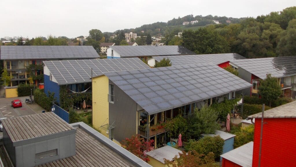 Vauban-Viertel in Freiburg, Deutschland, mit Niedrigenergie-Reihenhäusern, deren Fenster und vollständig mit Solarzellen bestückte Dächer zur Sonne ausgerichtet sind