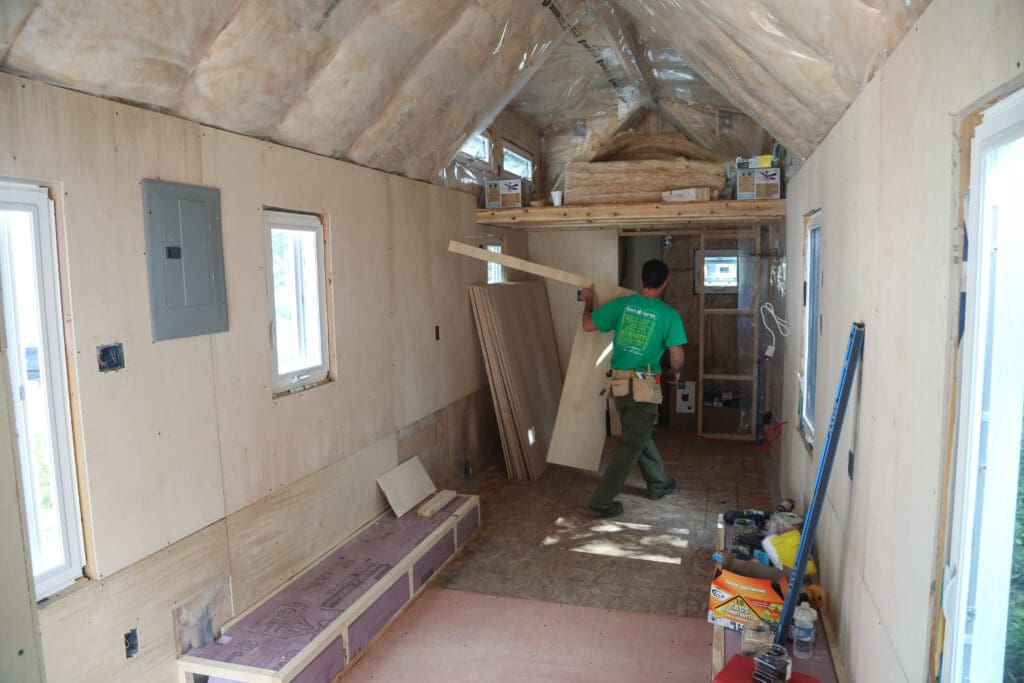 Ein Blick in ein im Bau befindliches Tiny House zeigt die unter dem Dach sichtbaren Isolierschichten. Durch die geringe Größe von Tiny Houses und die richtige Isolierung verbrauchen sie im Vergleich zu "normalen" Häusern deutlich weniger Energie. 