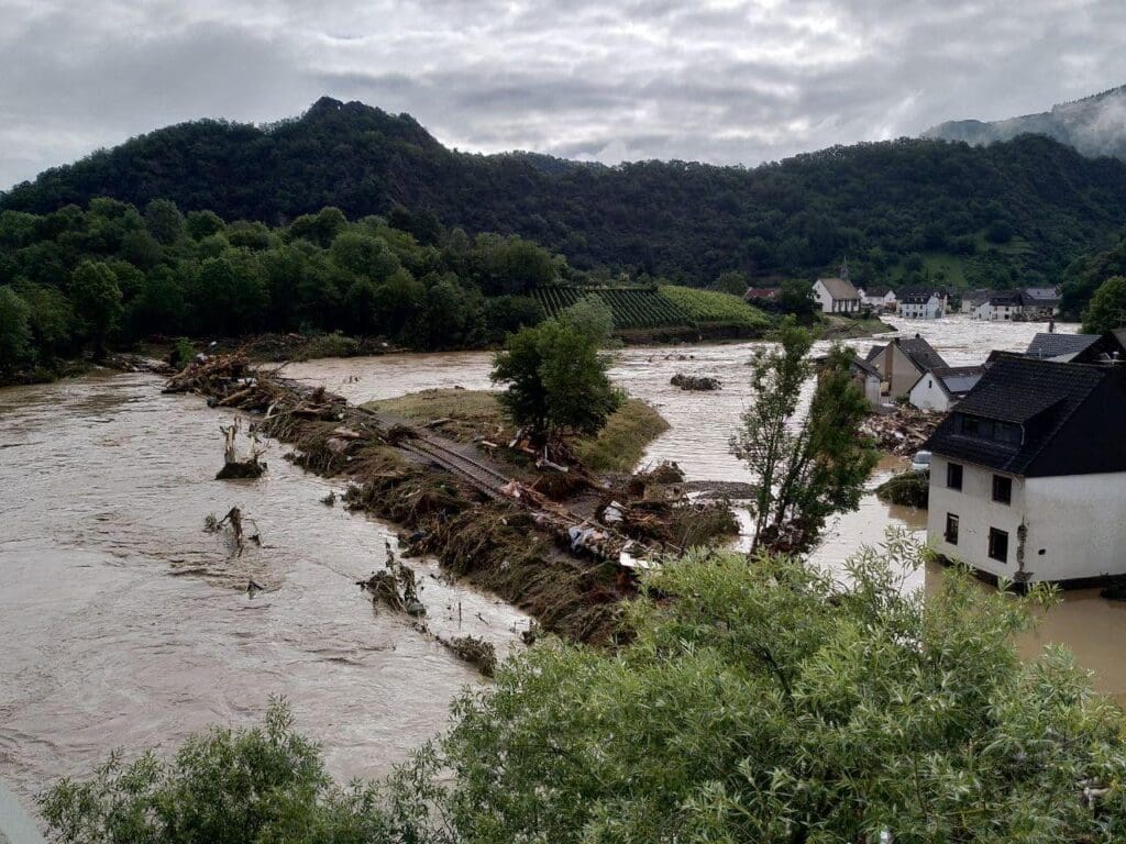 Verheerende Regenfluten im Ahrtal, Deutschland, 2021. Die Fluten des Flusses Ahr haben Häuser und Infrastruktur weggespült. Tiny Houses dienten denjenigen, die ihr gesamtes Hab und Gut verloren hatten, als Zuhause.  