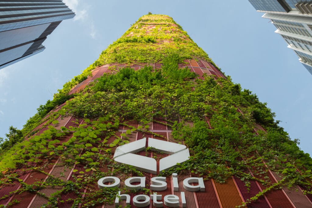 Überwucherte grüne Fassade des Oasia Hotel Towers in Downtown Singapur
