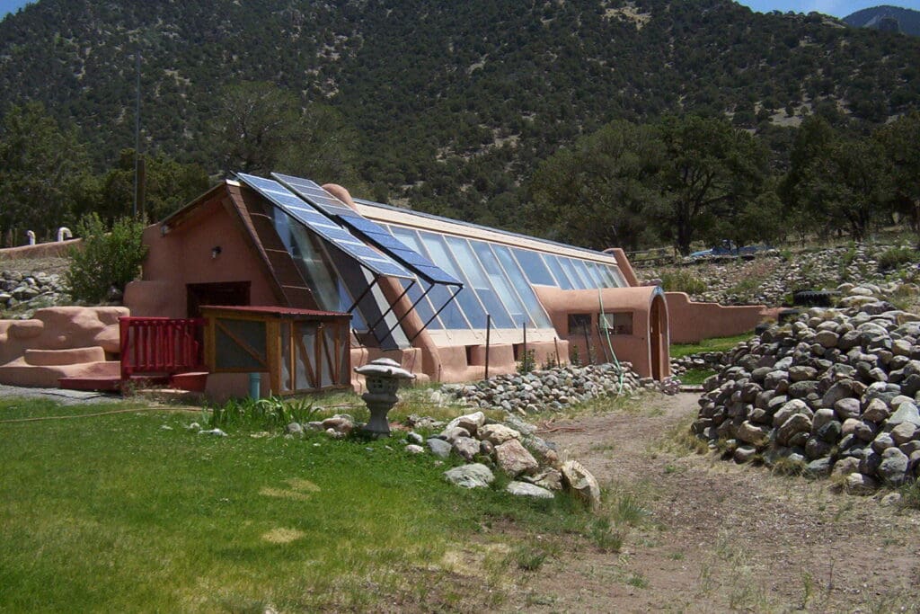 Passives Solar-Erdhaus in Colorado, USA; alle Fenster sind auf die Sonne ausgerichtet, um die Wärme einzufangen