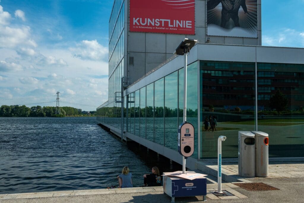 Kunstlinie Almere Flevoland (KAF), ein Theater am Wasser zur Förderung nachhaltiger urbaner Kunst