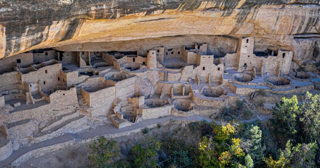Altes Pueblo-Dorf in Mesa Verde, Colorado, USA; diese erhöhten Felsunterkünfte boten Schutz vor Eindringlingen und den Unbilden des Wetters - und fingen gleichzeitig die Wintersonne ein