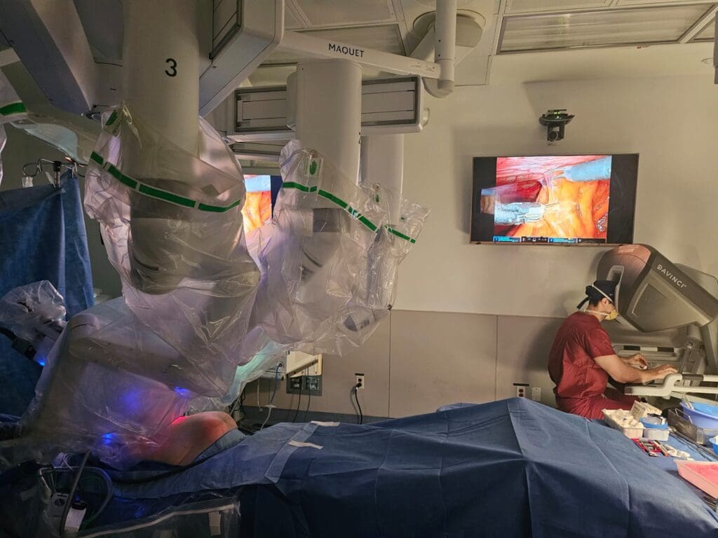 Das Columbia Hernia Center verwendet Roboterarme zur Durchführung von Operationen, unterstützt durch das Da Vinci System