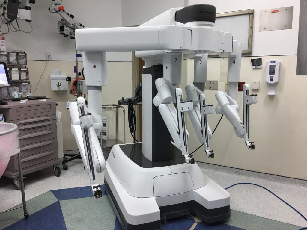 Das Da Vinci Xi Operationssystem: ein vierarmiger Präzisionsroboter steht in einem Krankenhauszimmer
