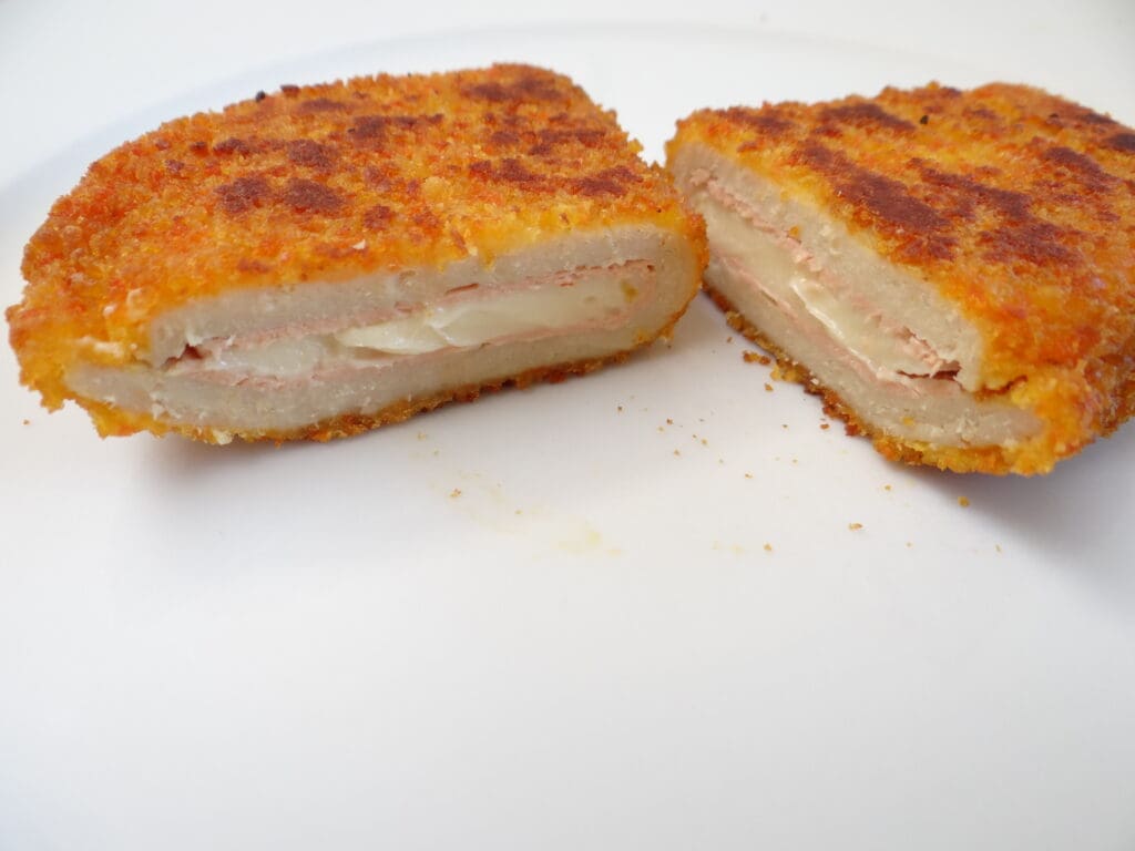 Cordon Bleu auf Quornbasis, in der Mitte durchgeschnitten