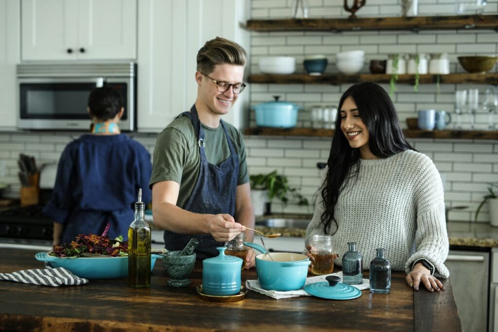 Freunde kochen gemeinsam in einer modernen großen Küche