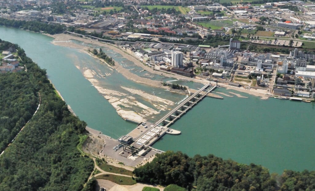 Luftaufnahme eines großen Schweizer Wasserkraftwerks auf der anderen Seite des Rheins