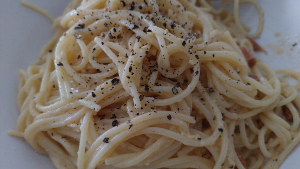 Spaghetti alla Carbonara mit pflanzlichen Speckalternativen
