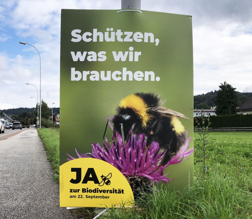 Wahlplakat mit dem Foto einer Hummel auf einer Kleeblüte, erstellt für ein Schweizer Referendum